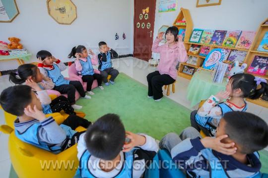 圖為老師用繪本故事《耵聹的旅行》為幼兒們講解愛耳護(hù)耳知識。 (6).jpg
