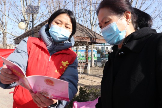 圖為工作人員向婦女群眾講解《民法典》中有關(guān)婦女權(quán)益的法律法規(guī)。.JPG