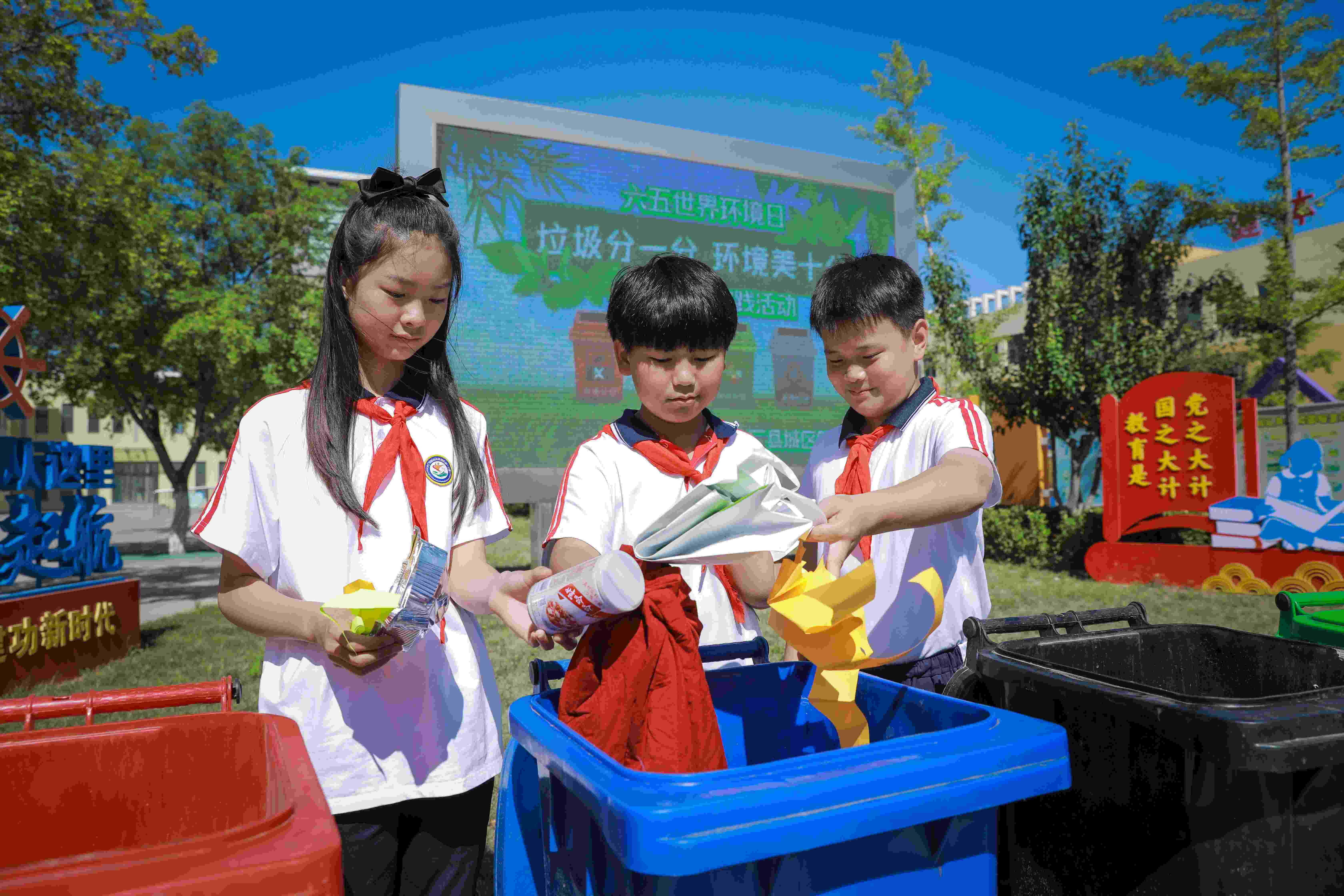 圖為縣城區(qū)第一小學學生親身體驗垃圾分類游戲。.JPG