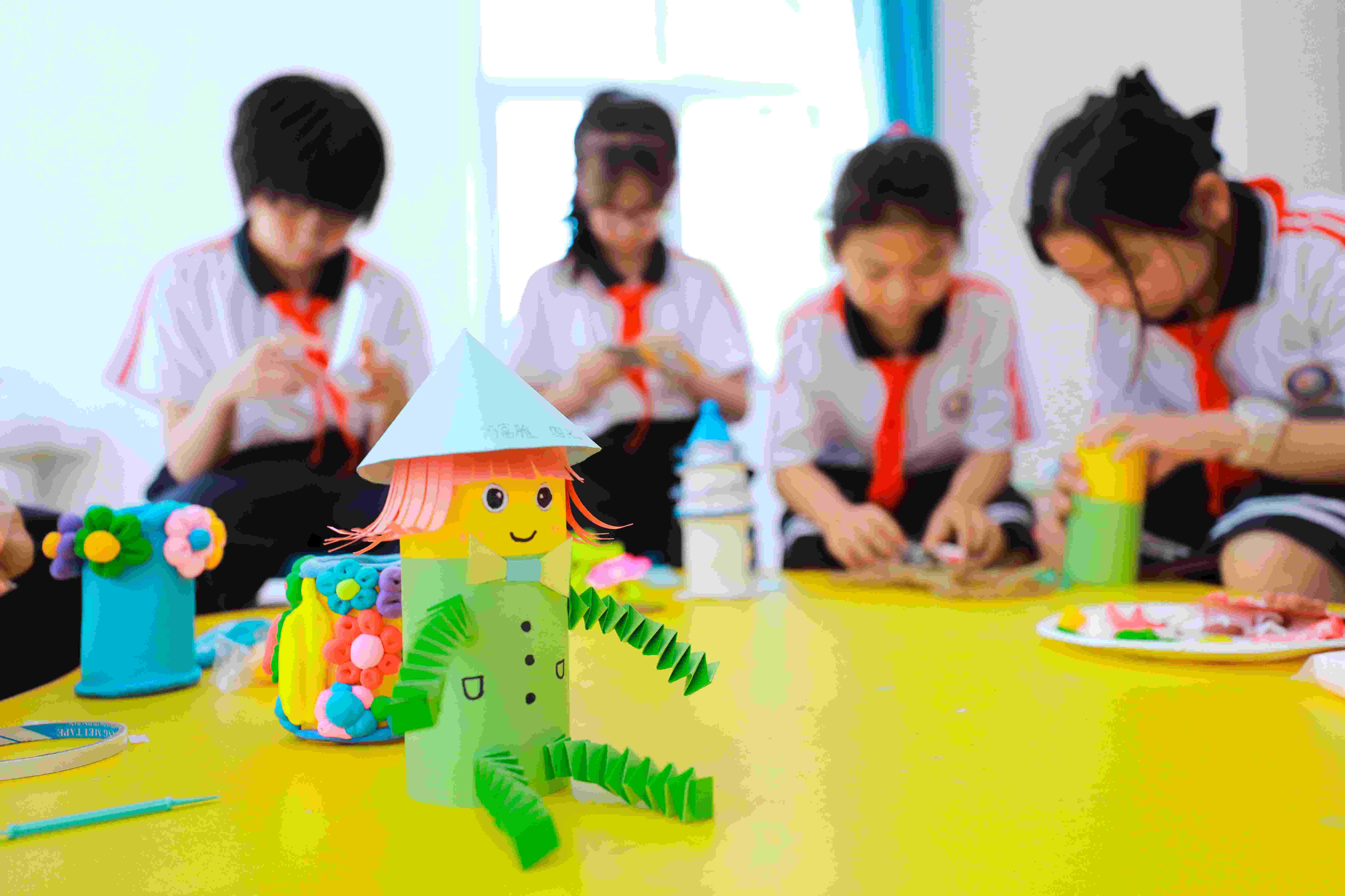 圖為縣城區(qū)第一小學學生正在用廢舊物品制作手工創(chuàng)意作品。.JPG