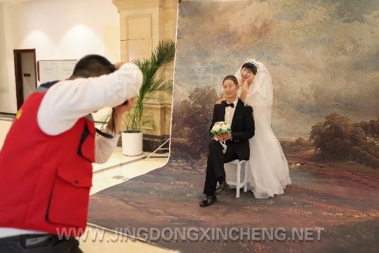 60對(duì)老人圓夢(mèng)婚紗照.jpg