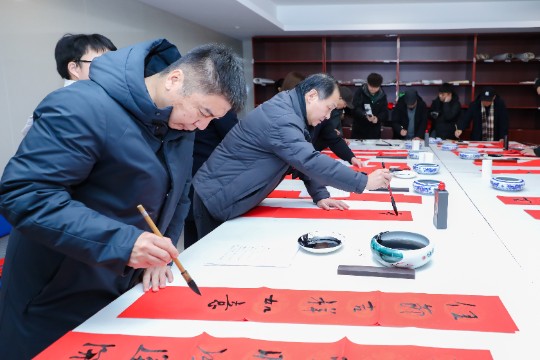 書法家們現(xiàn)場揮毫潑墨。何賽攝.JPG 書法家們現(xiàn)場揮毫潑墨。何賽攝.JPG