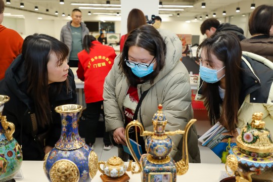 非遺精品吸引過往群眾駐足觀看。何賽攝.JPG 非遺精品吸引過往群眾駐足觀看。何賽攝.JPG