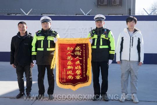 受助者家人送去錦旗表示感謝。李巖攝.jpg