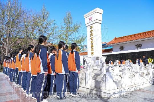 大廠二中清明祭英烈活動現(xiàn)場。陳龍攝.jpg