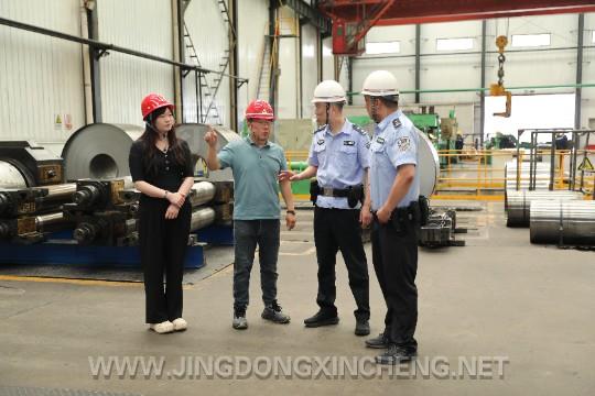 圖為夏墊派出所民警走訪轄區(qū)企業(yè)。潘宇杰攝.jpg 圖為夏墊派出所民警走訪轄區(qū)企業(yè)。潘宇杰攝.jpg